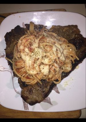 Una foto de The t-bone con spaghetti