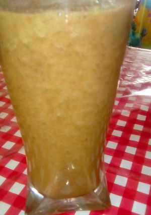 Una foto de Desayuno detox de 🍌, lechuga y manzana!!