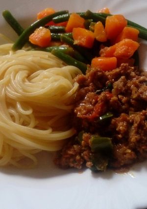 A picture of Spaghetti and  minced meat.