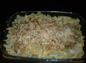 Una foto de Fideitos tricolor con pollo a la crema. 🍝