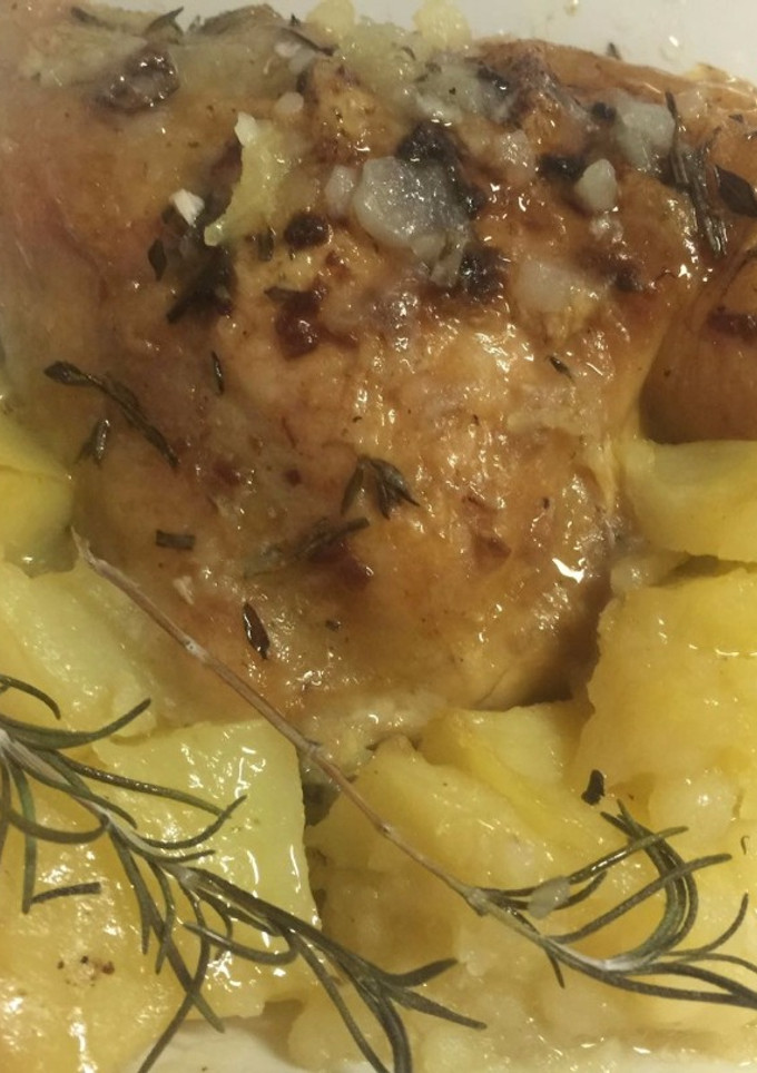 Una foto de Pollo en ajada con tomillo y romero fresco