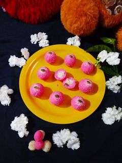 કોકોનટ બોલ્સ(coconut balls recipe in gujarati) રેસીપી મુખ્ય ફોટો