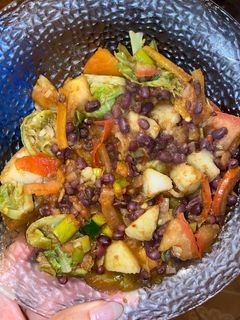 Una foto de Ensalada tibia de porotos aduki, repollitos de Bruselas y salsa de soja
