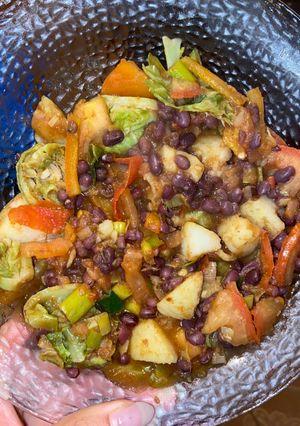 Una foto de Ensalada tibia de porotos aduki, repollitos de Bruselas y salsa de soja