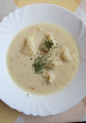 Karfiolleves galuskával recept fotója