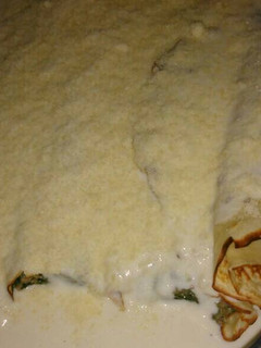 Una foto de Canelones de verdura y carne con salsa blanca