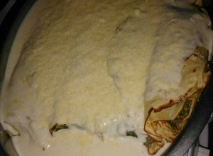 Una foto de Canelones de verdura y carne con salsa blanca