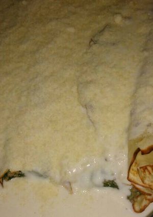 Una foto de Canelones de verdura y carne con salsa blanca