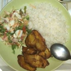A picture of Rice & salad with chicken.