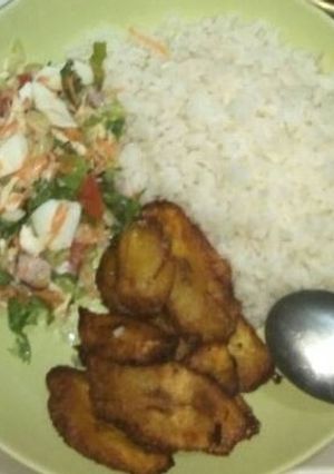 A picture of Rice & salad with chicken.