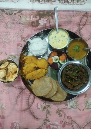 A picture of Gujarati festive thali.
