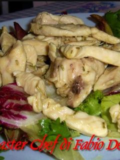 Foto di Straccetti di Petto di Pollo serviti su Letto di Insalata Mista