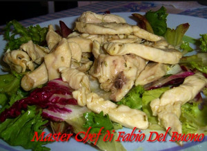Foto di Straccetti di Petto di Pollo serviti su Letto di Insalata Mista