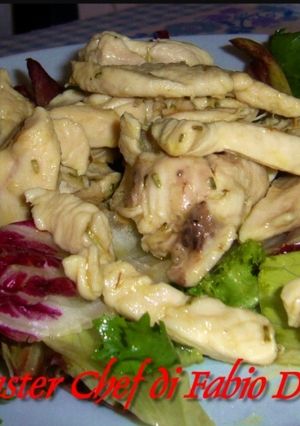 Foto di Straccetti di Petto di Pollo serviti su Letto di Insalata Mista