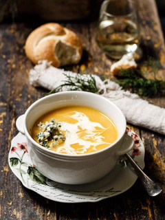 Una foto de Crema de zanahoria y🥕 manzana con topping de queso Roquefort