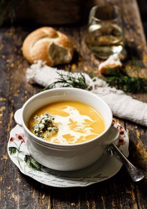 Una foto de Crema de zanahoria y🥕 manzana con topping de queso Roquefort