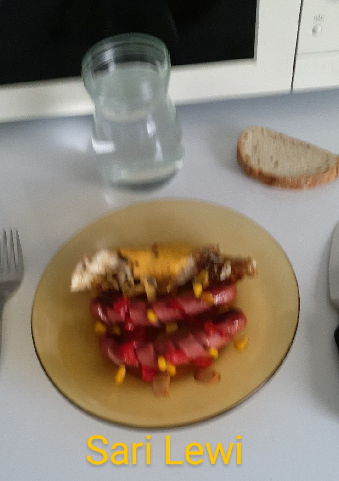 Una foto de Salchichas y tortilla