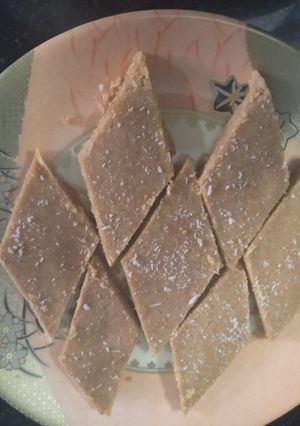 સુખડી (Sukhdi Recipe In Gujarati) રેસીપી મુખ્ય ફોટો