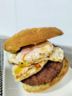 Una foto de Burger picantona con queso y huevo frito