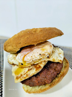 Una foto de Burger picantona con queso y huevo frito