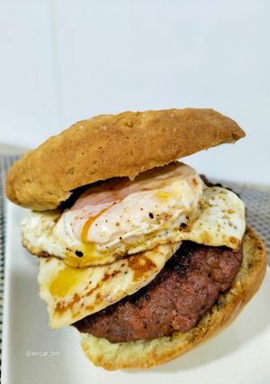 Una foto de Burger picantona con queso y huevo frito