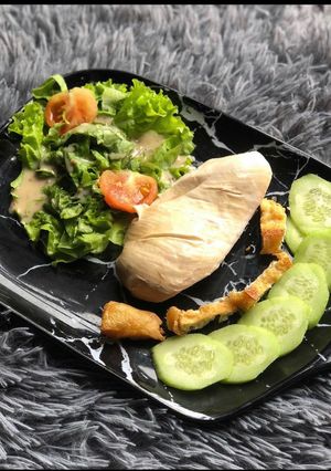 Hình của món Eatclean : Bữa trưa với salad ức gà sốt mè rang.