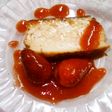 Flan de vainilla al caramelo con salsa de fresas