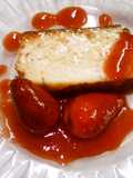 Flan de vainilla al caramelo con salsa de fresas