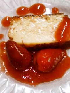 Una foto de Flan de vainilla al caramelo con salsa de fresas