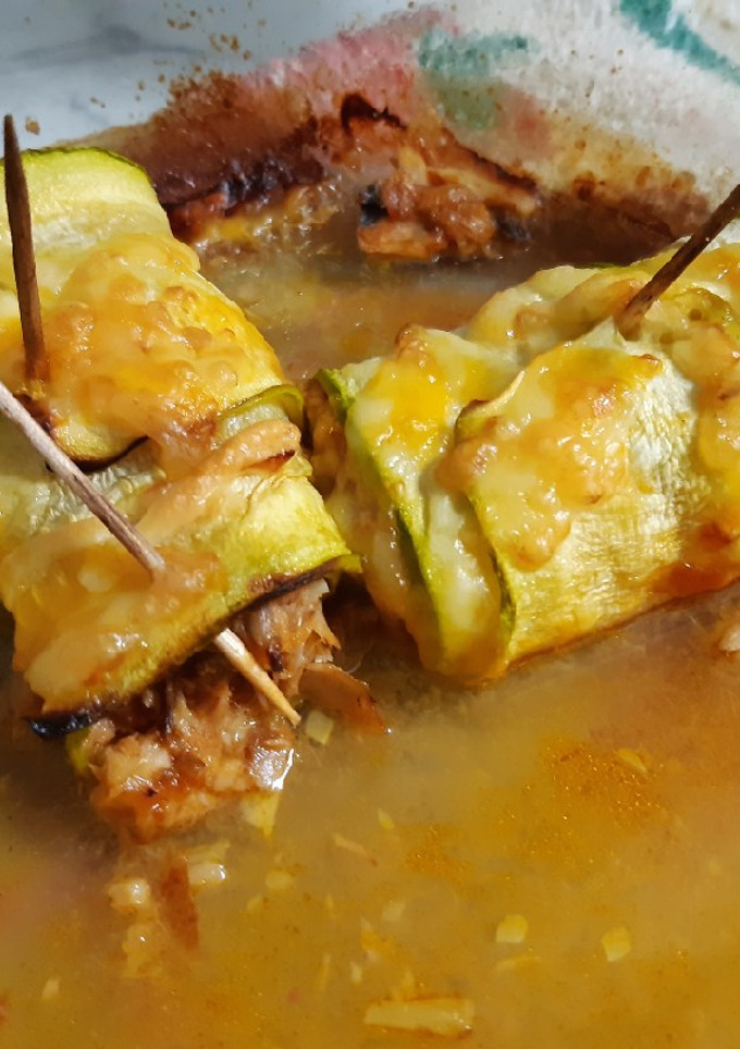 Una foto de Canelones de calabacín rellenos de atún y caballa