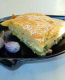 Заливной пирог с рыбой, яйцами и зелёным луком