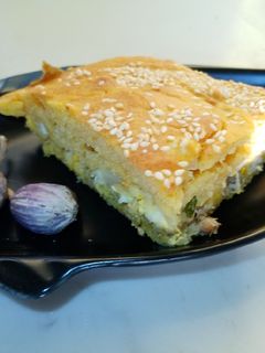 Фото Заливной пирог с рыбой, яйцами и зелёным луком.