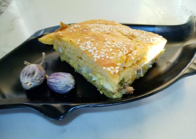Заливной пирог с яйцом и зеленым луком на кефире