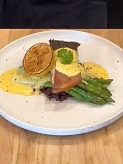 Hình của món Cá Hồi Sốt Hollandaise.