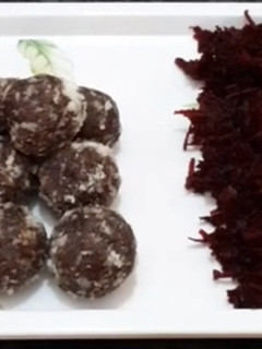 பீட்ரூட் தேங்காய்ப்பால் ஜாமூன் (Beetroot thenkaaipaal jamun recipe in tamil) செய்முறை முக்கிய புகைப்படம்