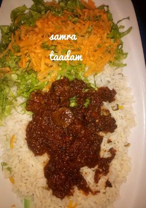 A picture of Rice,stew,lettuce and carrot.