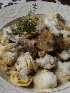 Una foto de Pasta rellena con salsa de cebolla