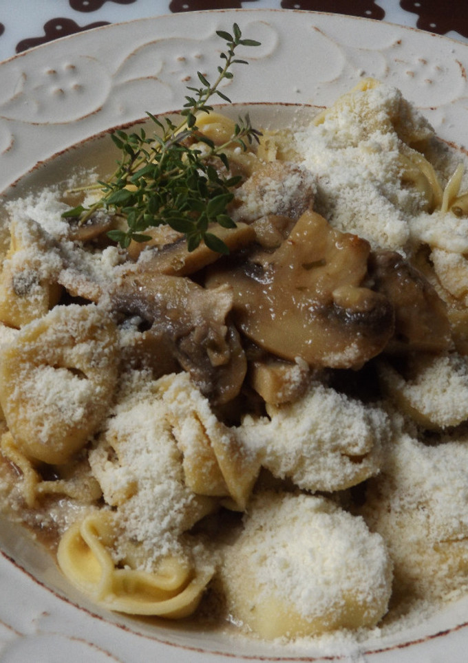 Una foto de Pasta rellena con salsa de cebolla