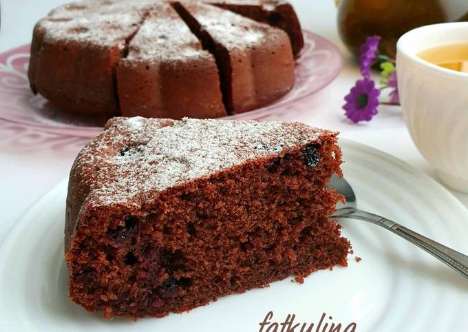 Шоколадный пирог с ягодой