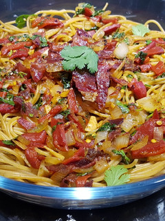 Una foto de Espaguetis integrales sin lactosa con mucho color y sabor!💥🍝
