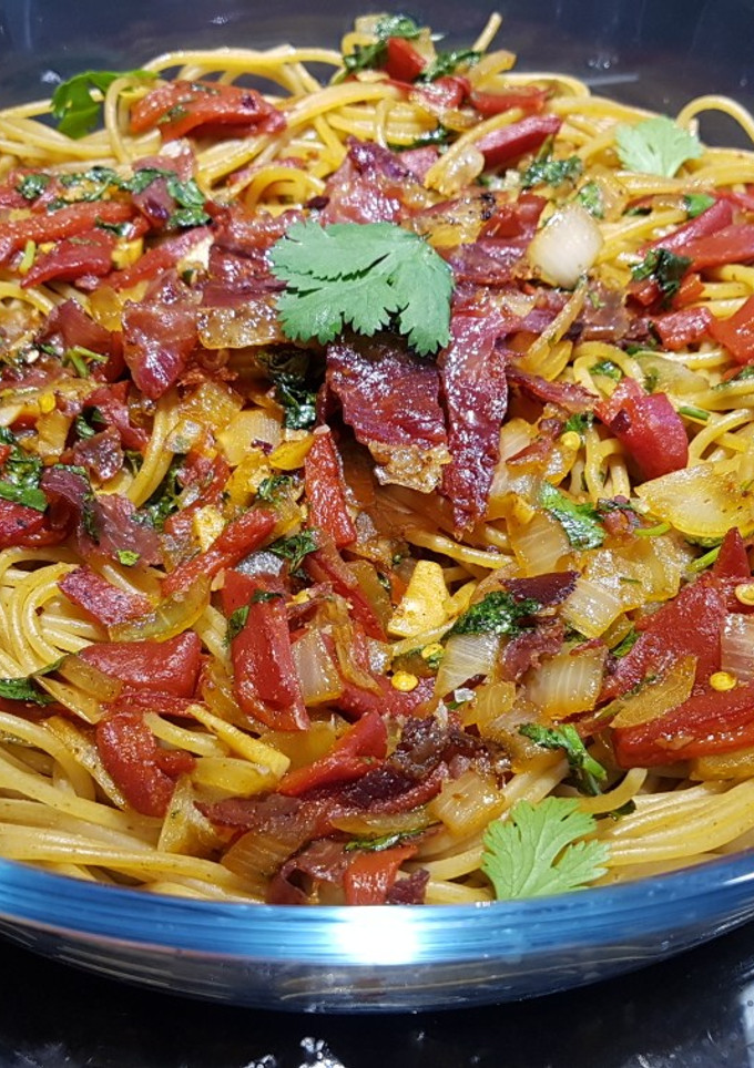 Una foto de Espaguetis integrales sin lactosa con mucho color y sabor!💥🍝