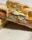 Sándwich de chapata con salmón, bacalao y huevo frito