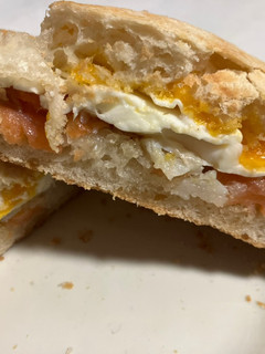 Una foto de Sándwich de chapata con salmón, bacalao y huevo frito
