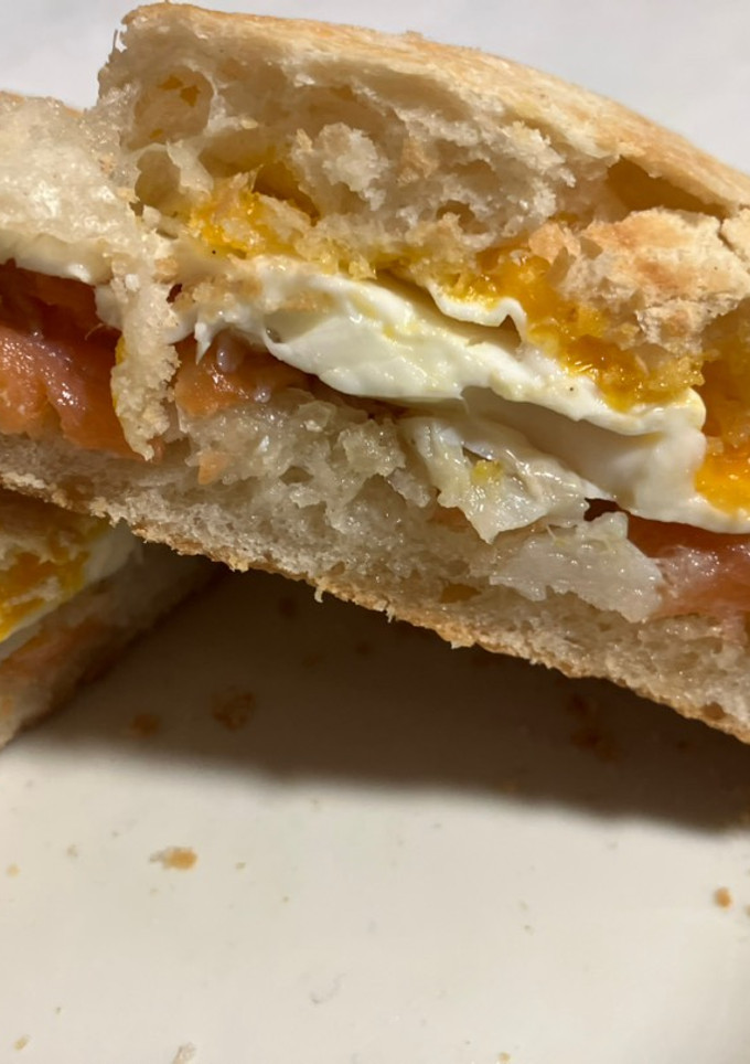 Una foto de Sándwich de chapata con salmón, bacalao y huevo frito