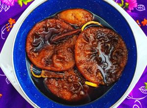 Una foto de Sopaipillas de zapallo con salsa de chancaca