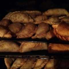 Una foto de Empanadas fritas saladas y dulces