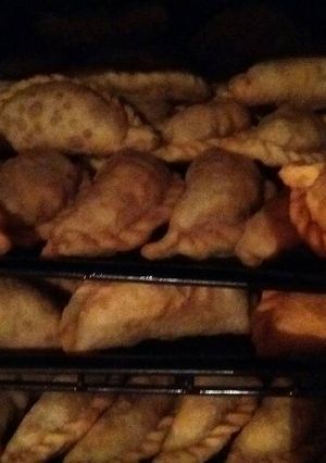 Una foto de Empanadas fritas saladas y dulces