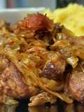 Varză călită la cuptor în vin alb demidulce cu carne de porc și șuncă afumată
