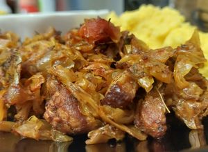 O poză a rețetei Varză călită la cuptor în vin alb demidulce cu carne de porc și șuncă afumată.