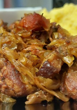 O poză a rețetei Varză călită la cuptor în vin alb demidulce cu carne de porc și șuncă afumată.
